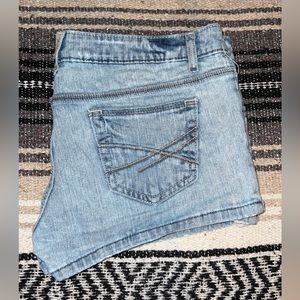 Aeropostale shorts
- Size 11/12
- Light colored